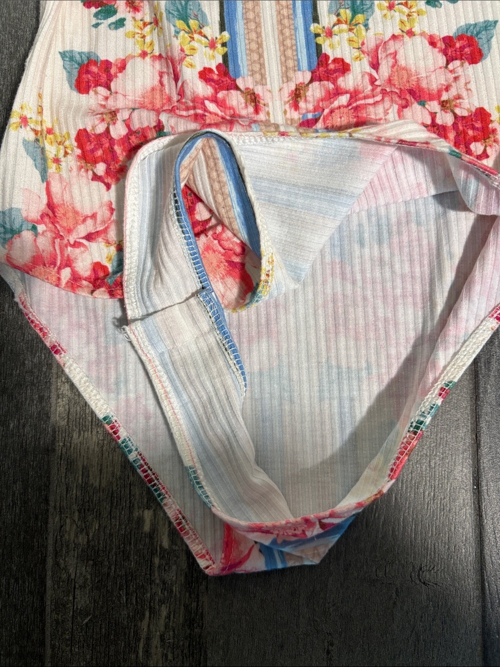 Flying Tomato Off-Shoulder Floral Bell-Sleeve Bodysuit - White, Pink, Blue - Picture 3 of 4